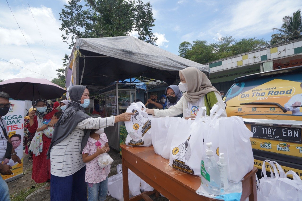 Komunitas UMKM usAHA Borong dan Gratiskan Dagangan Kaki Lima di Sukabumi