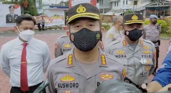 Begal Sadis Tusuk Leher Sopir Taksi Online di Ciparay