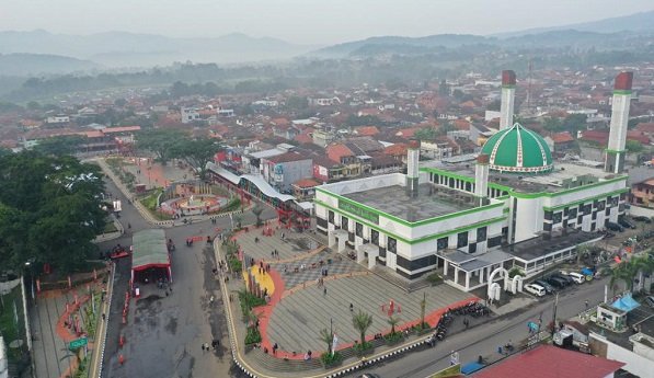 Lanskap Gunung Ciremai Warnai Wajah Baru Alun-alun Kuningan