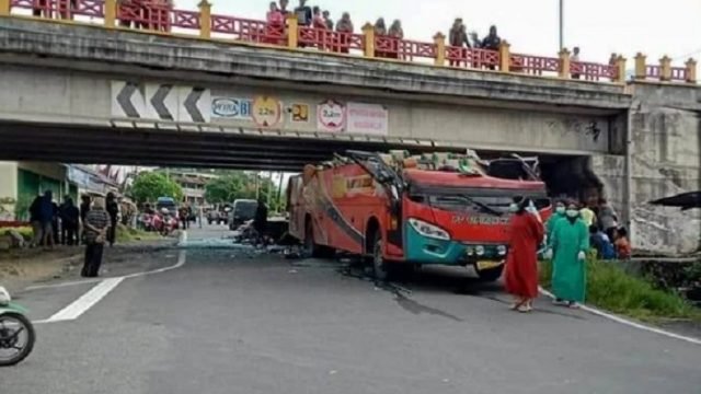 Bus Ngebut Tabrak Flyover, Braaakkk…Tinggal Separuh