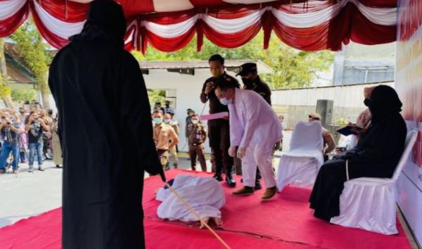 Wanita Ini Dihukum 100 Kali Cambuk karena Zina, Baru Sebentar Langsung Ambruk