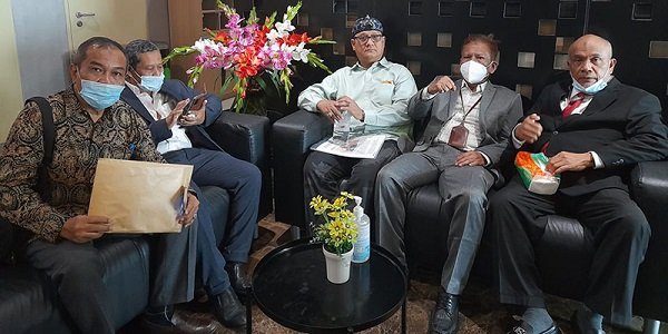Edy Mulyadi Penuhi Panggilan Bareskrim, Sempatkan Sholat Dhuha dan Tunjukkan Tas Berisi Pakaian