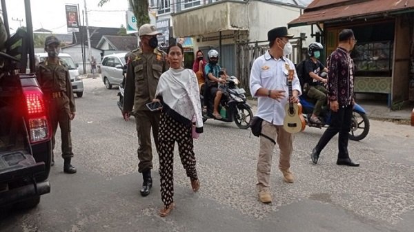 Pengemis Tajir Terjaring Razia, Punya Mobil dan Motor Baru