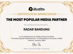 Sertifikat penghargaan SnackVideo kepada Radar Bandung