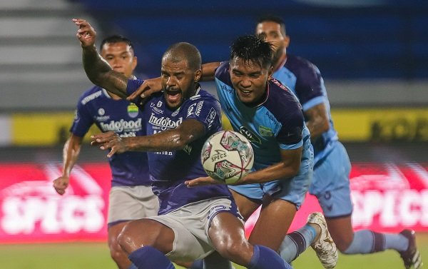 Persib Gagal Naik Posisi setelah Ditahan Imbang Persela 1-1