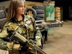 Miss Ukraina Rela Angkat Senjata Perang Lawan Rusia