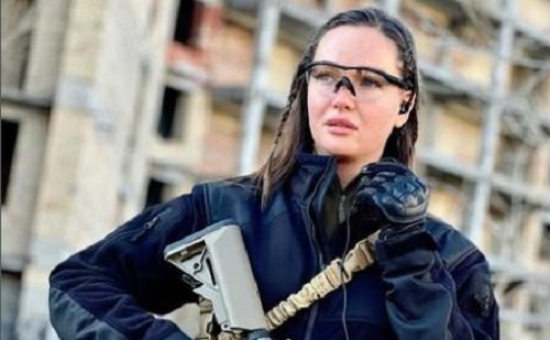 Miss Ukraina Rela Angkat Senjata Perang Lawan Rusia