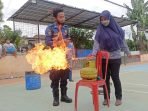 FOTO Simulasi Penanganan Kebakaran oleh Ibu Rumah Tangga di Cimahi