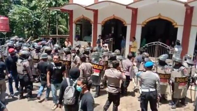 Takut Ditangkap, Warga Wadas Hanya Mengintip Situasi dari Jendela