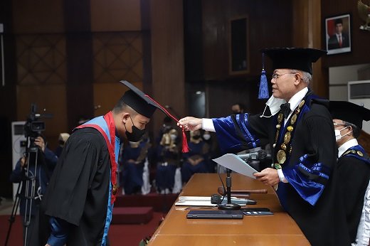 Wisuda 1.265 Mahasiswa, Rektor Unisba Ingatkan Pesan Ini untuk Para Lulusan