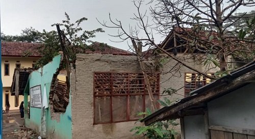 Ruang Kelas MTs di Cipongkor Ambruk Diterjang Hujan-Angin Kencang