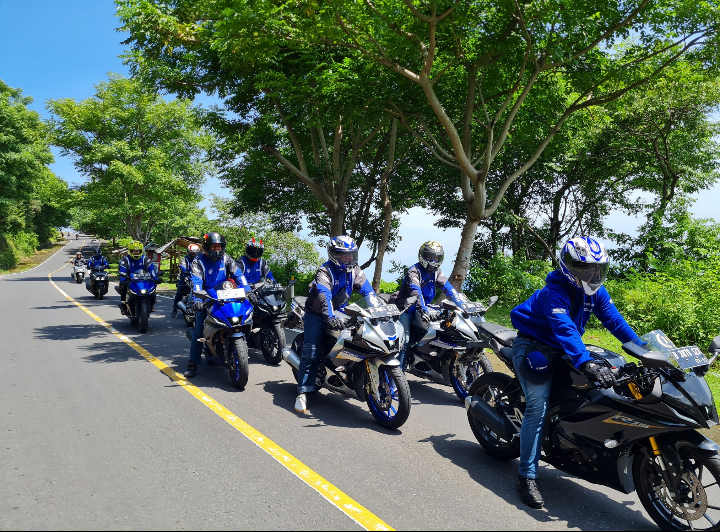Keseruan Event bLU cRU Indonesia, Eksplorasi Keindahan Lombok dengan All New R15 Connected