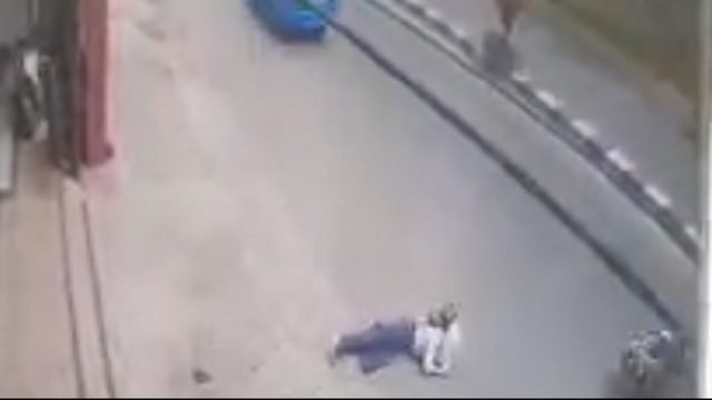 Viral Siswi di Karawang Lompat dari Angkot, Terguling-guling di Aspal