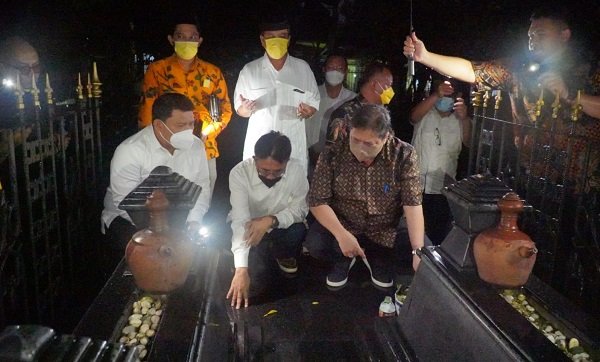 Tradisi Nyadran di Solo, Airlangga Ziarah Makam Keluarga di Astana Oetara