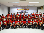 Tampil Beda! JNE Resmikan Seragam Kurir Karya Ilustrator Marvel & DC Comics, Ario Anindito