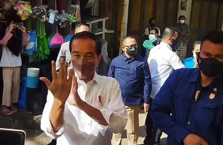 Diteriaki Tiga Periode di Pasar, Ekspresi Jokowi Begini..