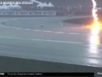 Tangkapan layar petir yang menyambar lintasan Sirkuit Mandalika. Foto: Screen Shoot/Youtube MotoGP