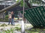 Cuaca Ekstrem di Bandung, Pohon Tumbang, Papan Penunjuk Jalan di Tamansari Roboh