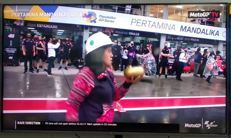 Hujan Lebat, Petir Menyambar Lintasan Sirkuit Mandalika, Pawang Hujan Jadi Tontonan