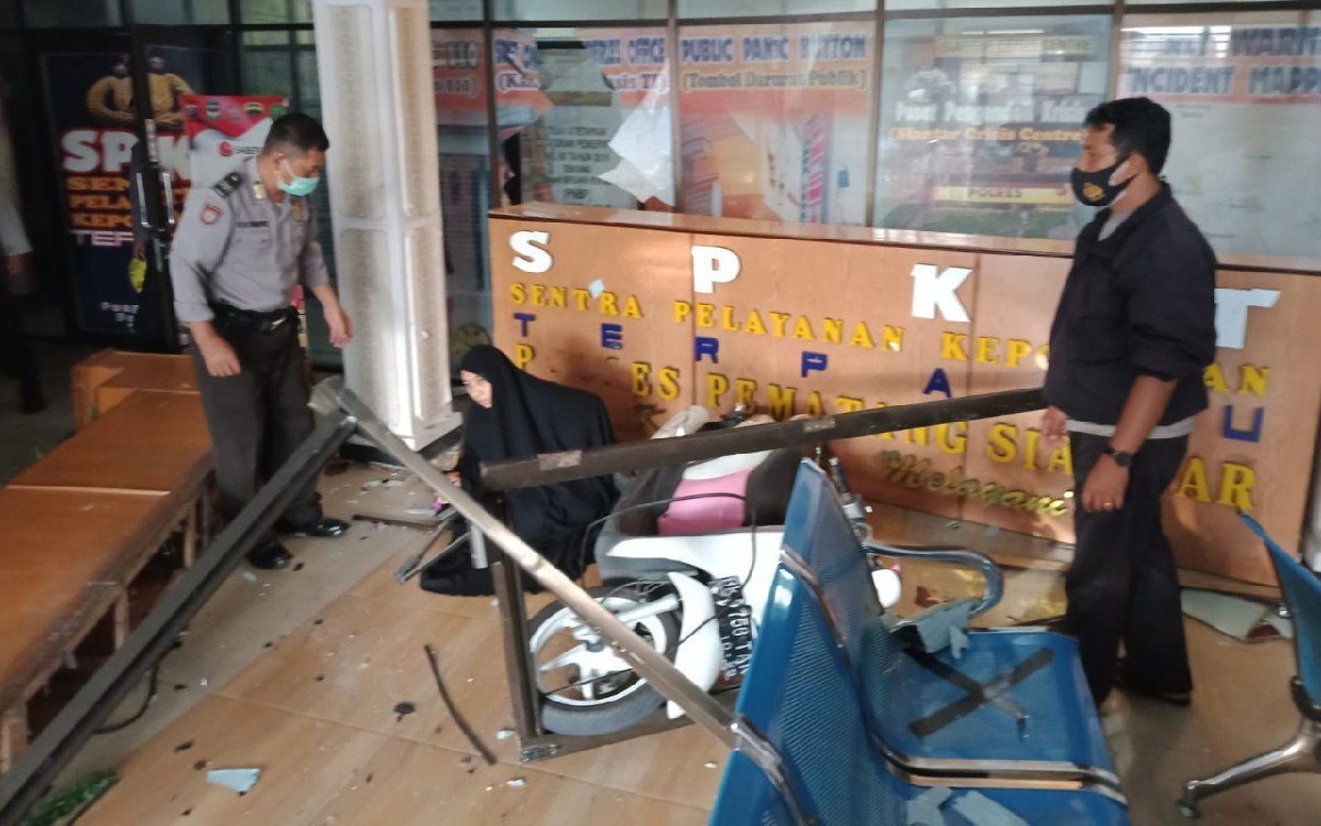 Detik-detik Seorang Wanita Tabrak Ruang SPKT Polres Pematang Siantar hingga Hancur