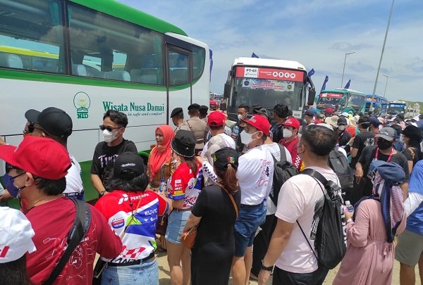 Jelang MotoGP Mandalika, Penonton Menumpuk di Area Penukaran Tiket hingga Shuttle Bus