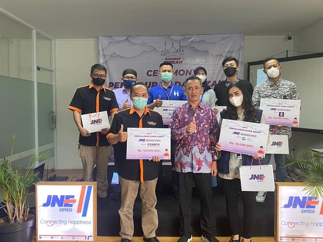 Berkah Ramadan, JNE Bandung Berikan Bantuan Dana kepada Lembaga Zakat dan Filantropi