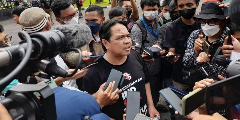Ade Armando Digebukin Massa di Depan DPR, Muka Babak Belur hingga Sempat Ditelanjangi