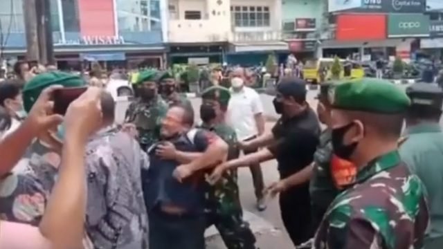 Viral! Warga Diamankan Saat Jokowi Lewat: Pak Turunkan Harga Minyak Goreng