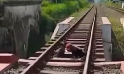 Viral 2 Bocah Nekat Masuk Kolong Jembatan Rel saat Kereta Melintas di Cimahi