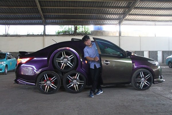 Foto: Penampakan Mobil Sedan Beroda Delapan
