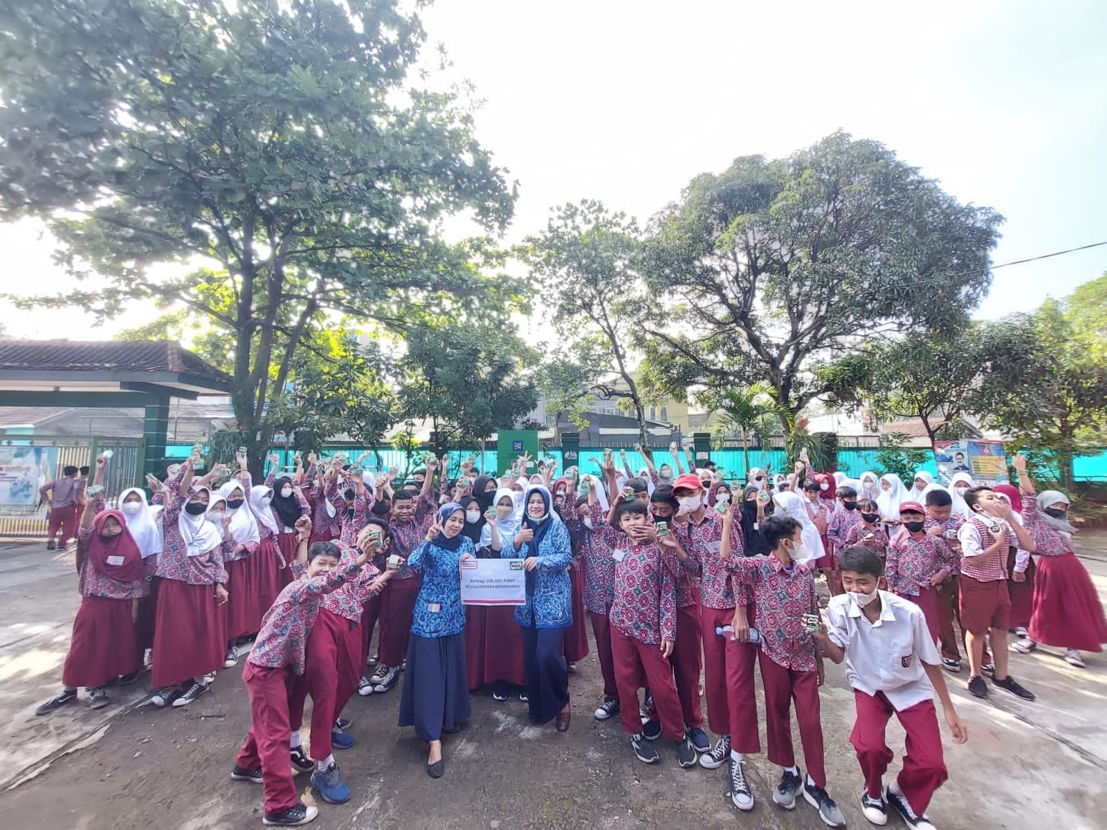 Jaga Daya Tahan Tubuh Anak, Alfamart Salurkan 200 Ribu Paket Susu dari Sabang Sampai Merauke