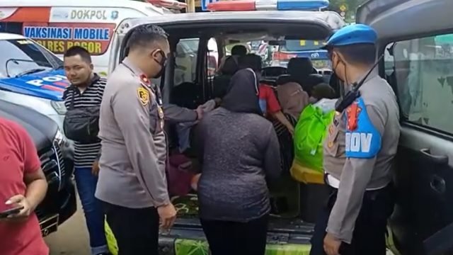 Angkut Wisatawan, Ambulans Terobos One Way Puncak