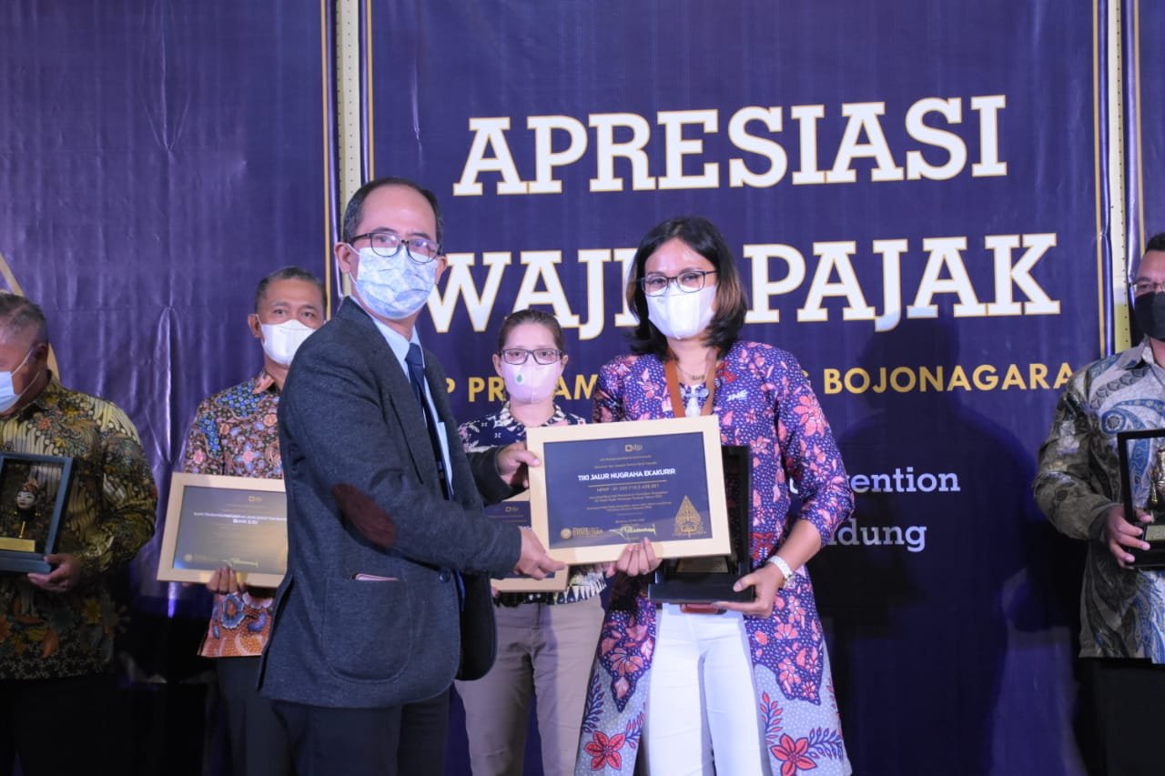 JNE Raih Penghargaan Pemenuhan Kewajiban Pajak dari KPP Pratama Bandung Bojonagara