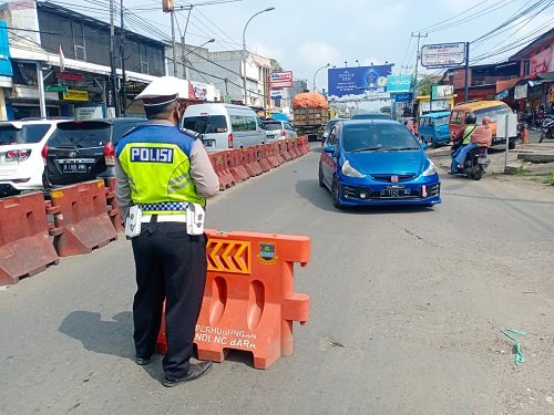 Macet di Padalarang, Polisi Berlakukan Sistem Buka Tutup di Pertigaan Tagog