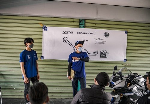 Yamaha bLU cRU Wadah Konsumen Enjoy Pengalaman Baru Geber All New R15 Connected Series di Sirkuit