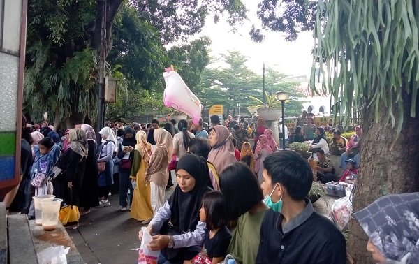 Saking Ramainya Pengunjung, Sampah Berserakan, Taman Alun-alun Bandung Ditutup
