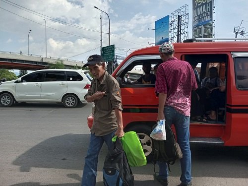 Lebaran Hari ke-2, Angkot-Ojol Berkurang, Penumpang Harus Menunggu Lama