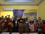Kegiatan Penyusunan Buku Tanggap Bencana antara peneliti dari LPPM Unisba dengan Masyarakat Desa Cikole.