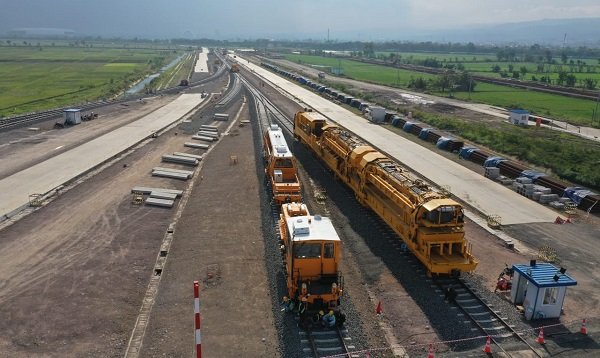 Mengintip Proses Pengerjaan dan Teknologi Pemasangan Rel Kereta Cepat Jakarta-Bandung