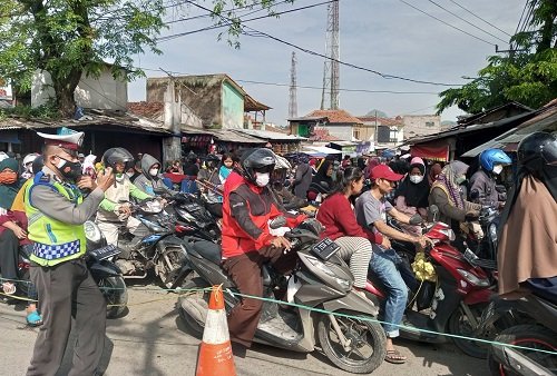 Pemudik Hindari Jalan Raya Nanjung Pasar Dimensi