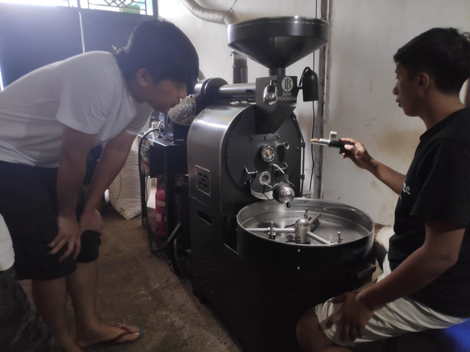 PLN Salurkan Bantuan Mesin Pengemasan Otomatis untuk Dukung Pengembangan UMKM Kopi di Kendal