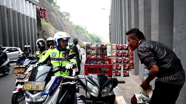 Polisi Minta Pedagang Tak Jualan dan Warga Jangan Swafoto di Terowongan Lingkar Nagreg