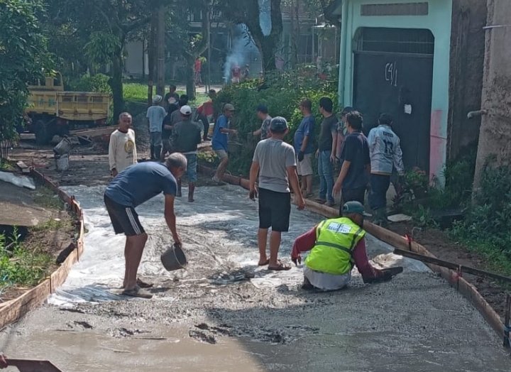 Warga RT 02 dan RT 03 di RW 13 Griya Jagabaya Kompak Ngecor Jalan