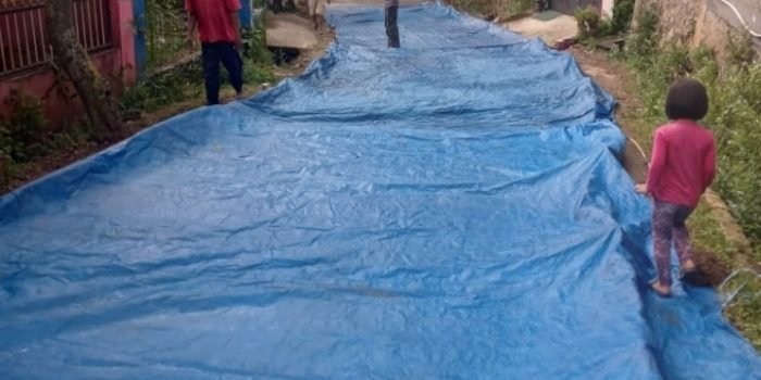 Warga RT 02 dan RT 03 di RW 13 Griya Jagabaya Kompak Ngecor Jalan