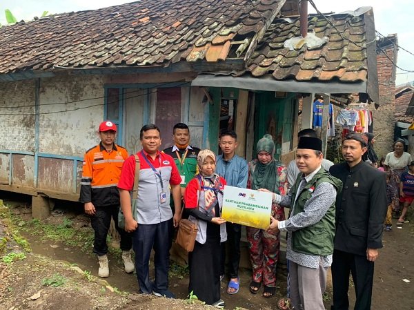 JNE Cabang Bandung Gandeng BAZNAS Jabar, Wujudkan Mimpi Pelajar Berprestasi