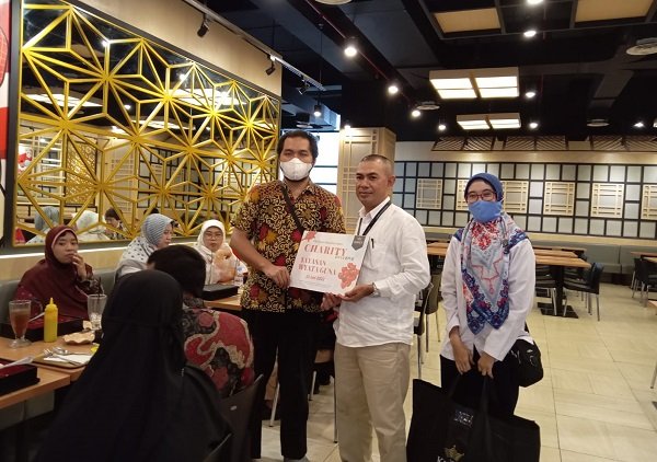Manajemen The Kings Shopping Centre Bersyukur Ada Relaksasi Mal, Berbagi ke Yayasan Wyata Guna