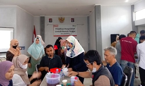 Alfamart Beri Pelatihan Olah Sampah Jadi Eco Enzyme ke Warga Astanaanyar