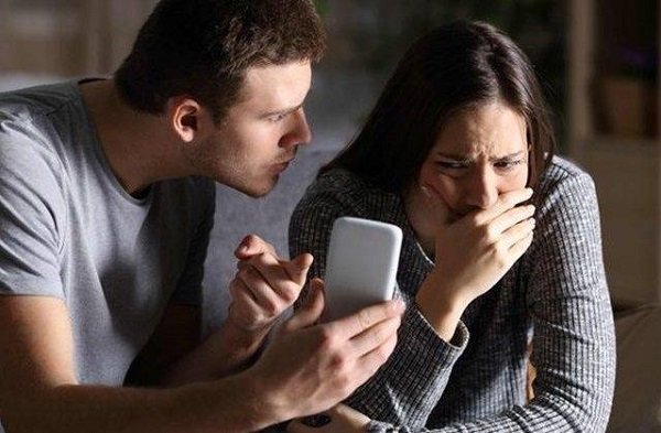 Gelagatnya Mencurigakan, Kenali 24 Ciri dan Gerak-gerik Istri saat Sedang Selingkuh
