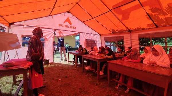 JQR Bersama Eiger Bangun Tenda Kelas Darurat di SDN Salenggang Sukabumi