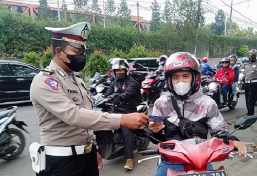 Naik Motor Pakai Sandal Jepit Tidak Kena Tilang, Hanya Diberi Imbauan